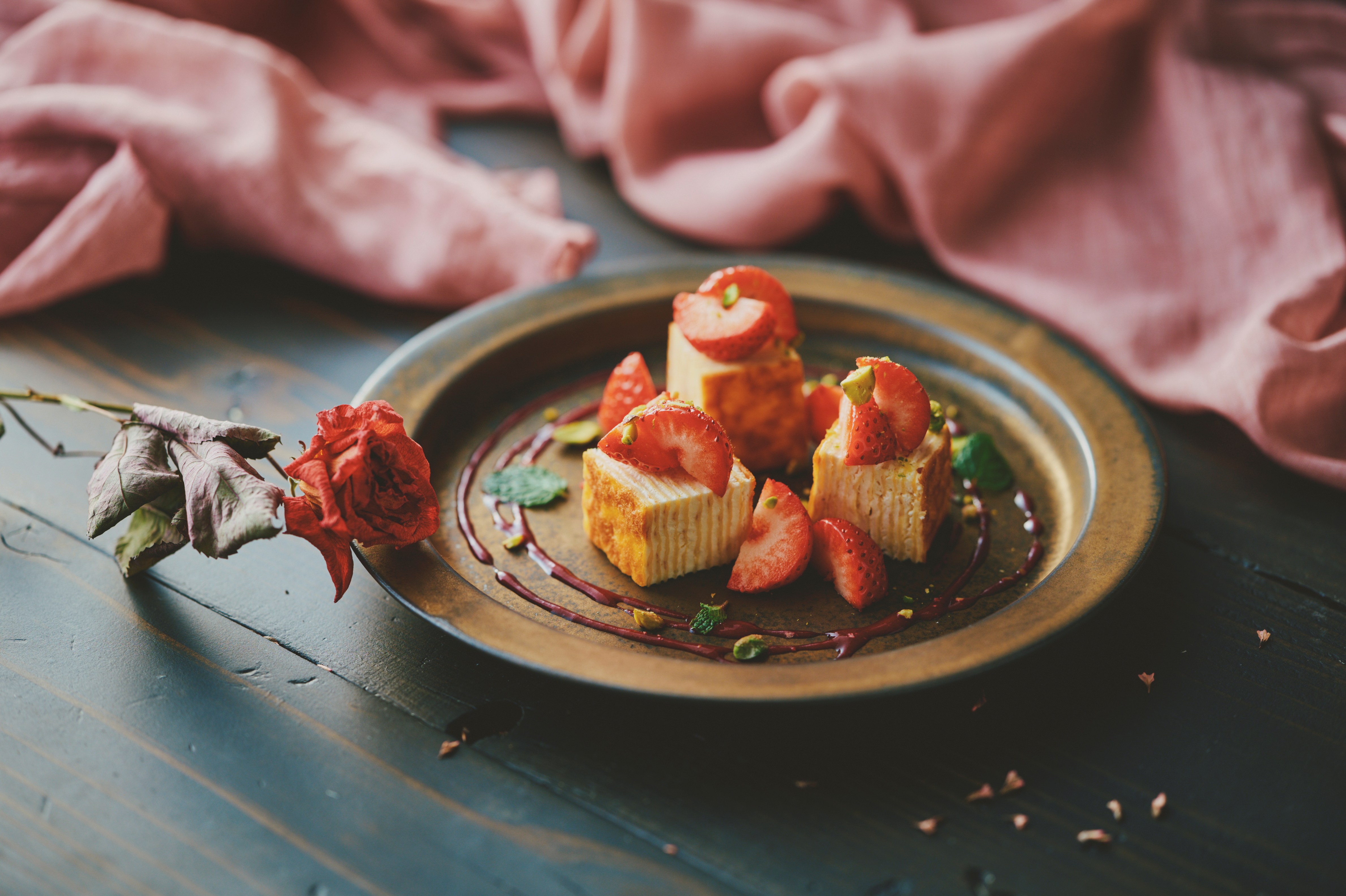 苺のミルクレープ　フランボワーズとピスタチオのアクセント_LXB7905