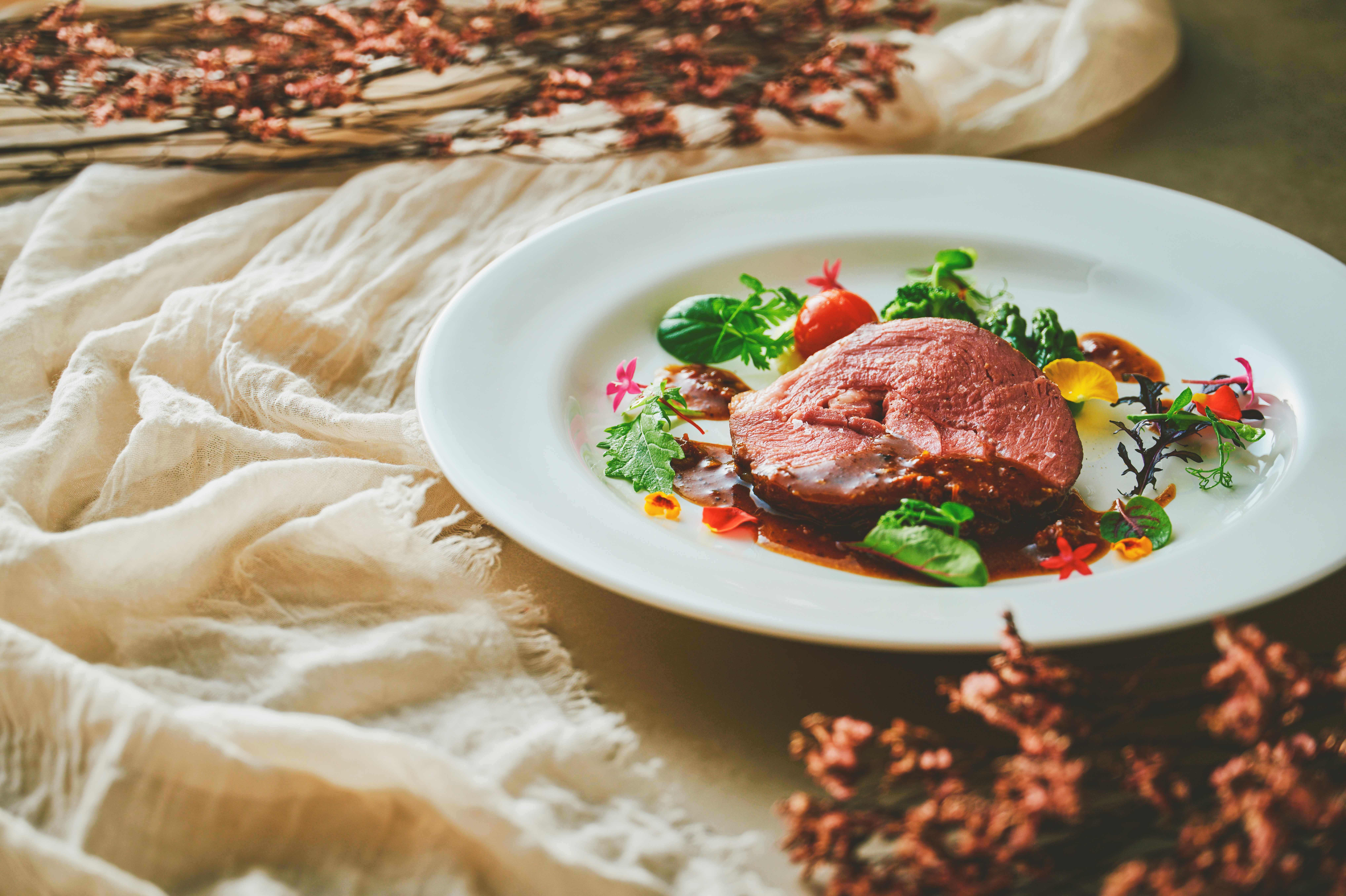 仔羊もも肉のロースト ドライトマトとオリーブのソース_LXB8068