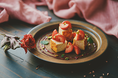 苺のミルクレープ フランボワーズとピスタチオのアクセント